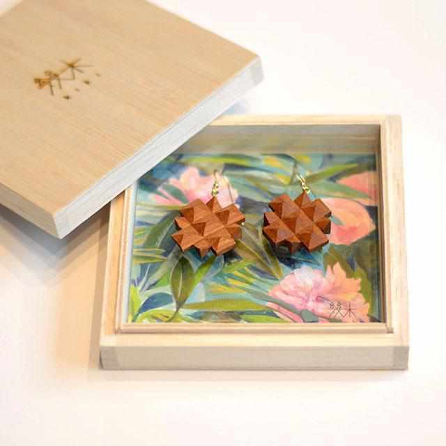 【彦根仏壇】幾木 (井尻彫刻所) シャクナゲ (ピアス) - Image 4