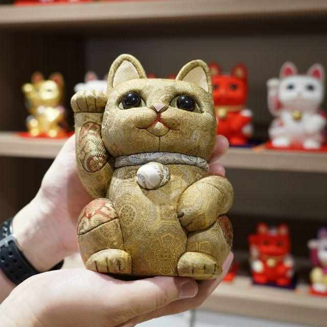 【招き猫】正絹緞子 (特大) | 江戸木目込み | 柿沼人形 - Image 3