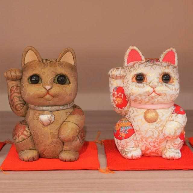 【招き猫】正絹緞子 (特大) | 江戸木目込み | 柿沼人形 - Image 4