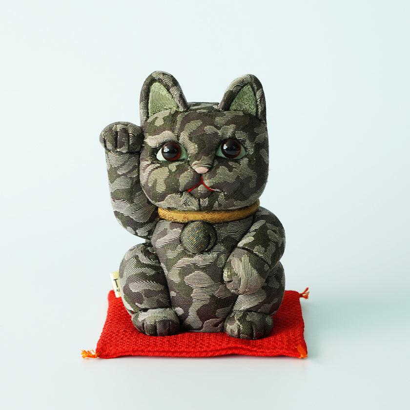 【招き猫】迷彩柄 (緑) M | 江戸木目込み | 柿沼人形 - Image 3
