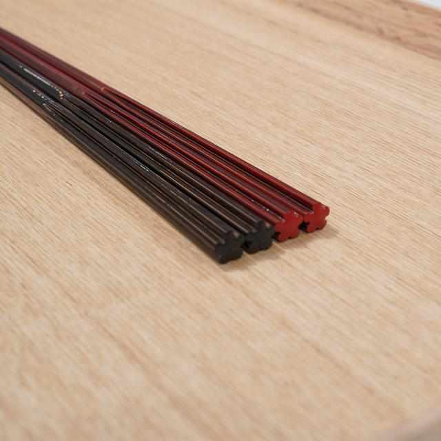 【箸】モダン hanataba urushi 赤 | 若狭の塗箸 | 箸蔵まつかん - Image 3