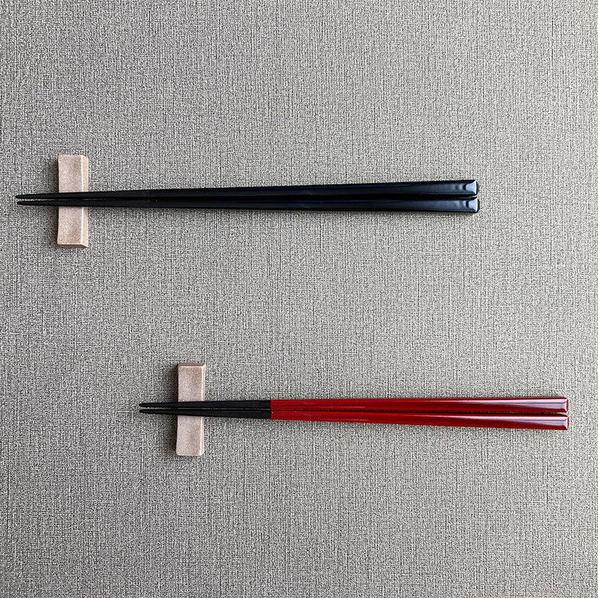 【夫婦箸】黒檀 四角 漆塗 箸置付 (21.5, 23.0cm) | 若狭の塗箸 | 箸蔵まつかん - Image 2