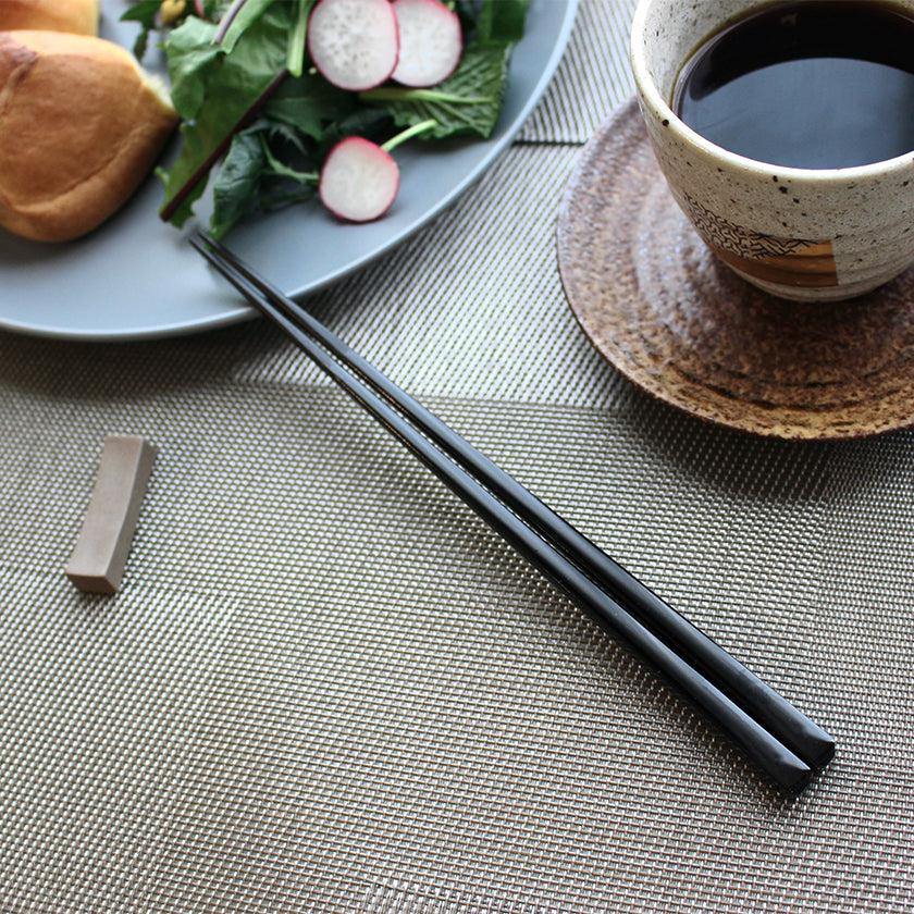 【夫婦箸】黒檀 四角 漆塗 箸置付 (21.5, 23.0cm) | 若狭の塗箸 | 箸蔵まつかん - Image 3