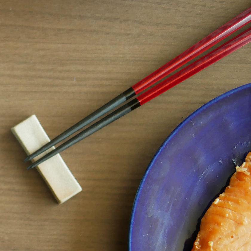 【夫婦箸】黒檀 五角 漆塗分 砂岩箸置付 | 若狭の塗箸 | 箸蔵まつかん - Image 3