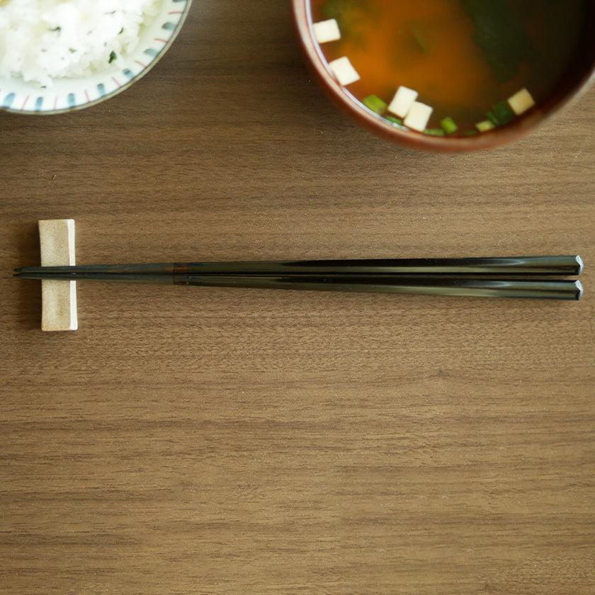 【夫婦箸】黒檀 五角 漆塗分 砂岩箸置付 | 若狭の塗箸 | 箸蔵まつかん - Image 4