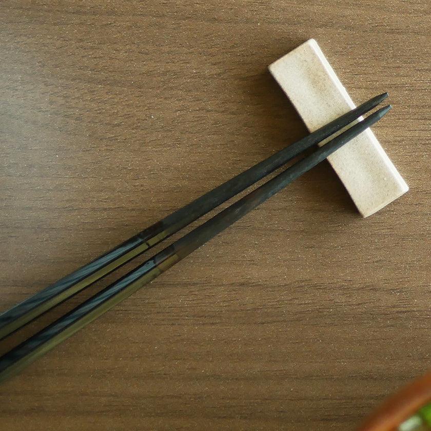 【夫婦箸】黒檀 五角 漆塗分 砂岩箸置付 | 若狭の塗箸 | 箸蔵まつかん - Image 5