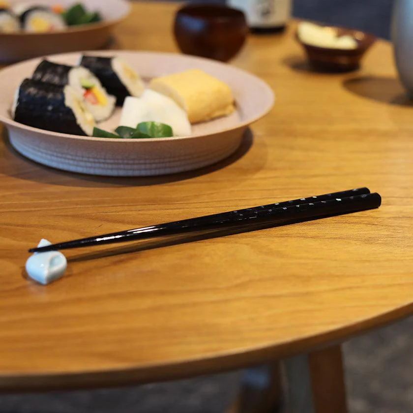 【夫婦箸】貝牡丹ペア 落雁箸置き付 | 若狭の塗箸 | 箸蔵まつかん - Image 3