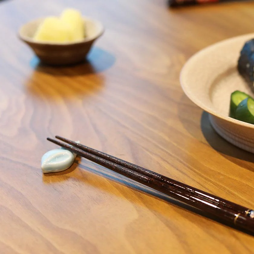 【夫婦箸】螺鈿市松ペア 落雁箸置き付 | 若狭の塗箸 | 箸蔵まつかん - Image 3