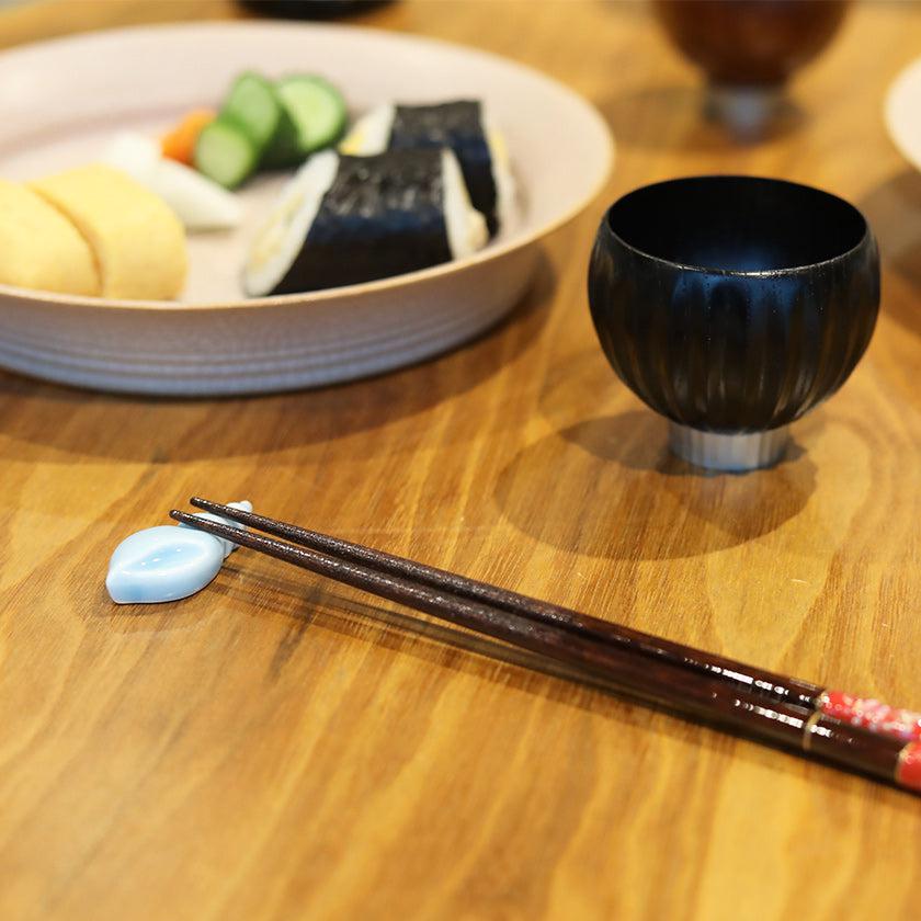 【夫婦箸】螺鈿市松ペア 落雁箸置き付 | 若狭の塗箸 | 箸蔵まつかん - Image 4