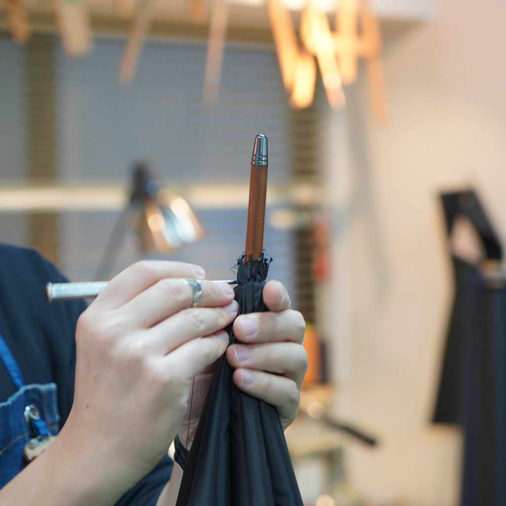 【雨傘】紳士 ピンドット 折りたたみ (ダークブルー) | 東京洋傘 | 宮内庁御用達 前原光榮傘商店 - Image 3