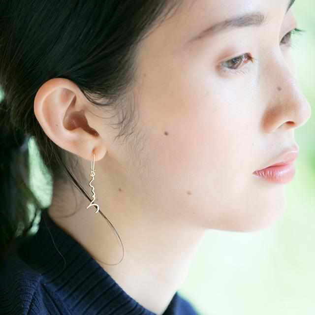 【ピアス】こころ ゴールド (K10) 片耳 | ひらがなアクセサリー | SAORI KUNIHIRO - Image 3
