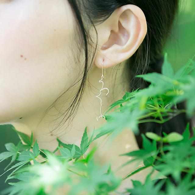 【ピアス】うつくしい ゴールド (K10) 片耳 | ひらがなアクセサリー | SAORI KUNIHIRO - Image 2