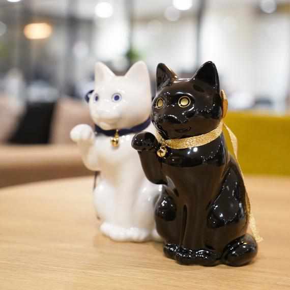 【招き猫】へそくりの招き猫 壱号 白 (中) | 肥前吉田焼 | Kata Koto - Image 3