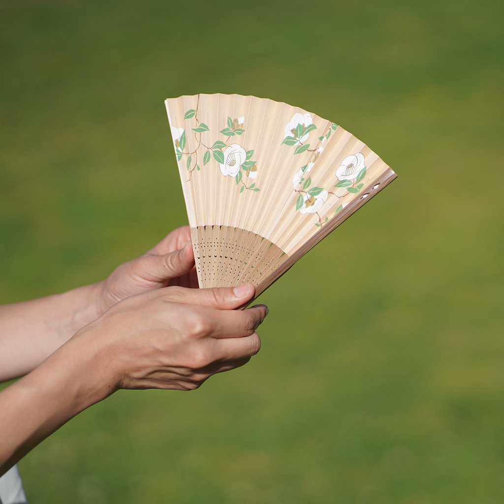 【扇子】女物 紙扇 白椿 | 京扇子 | 大西常商店 - Image 4