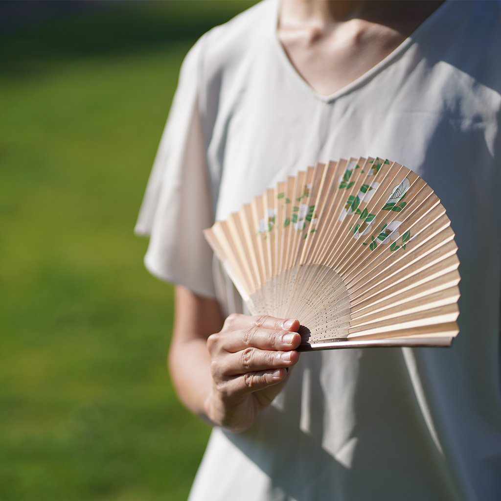 【扇子】女物 紙扇 白椿 | 京扇子 | 大西常商店 - Image 6
