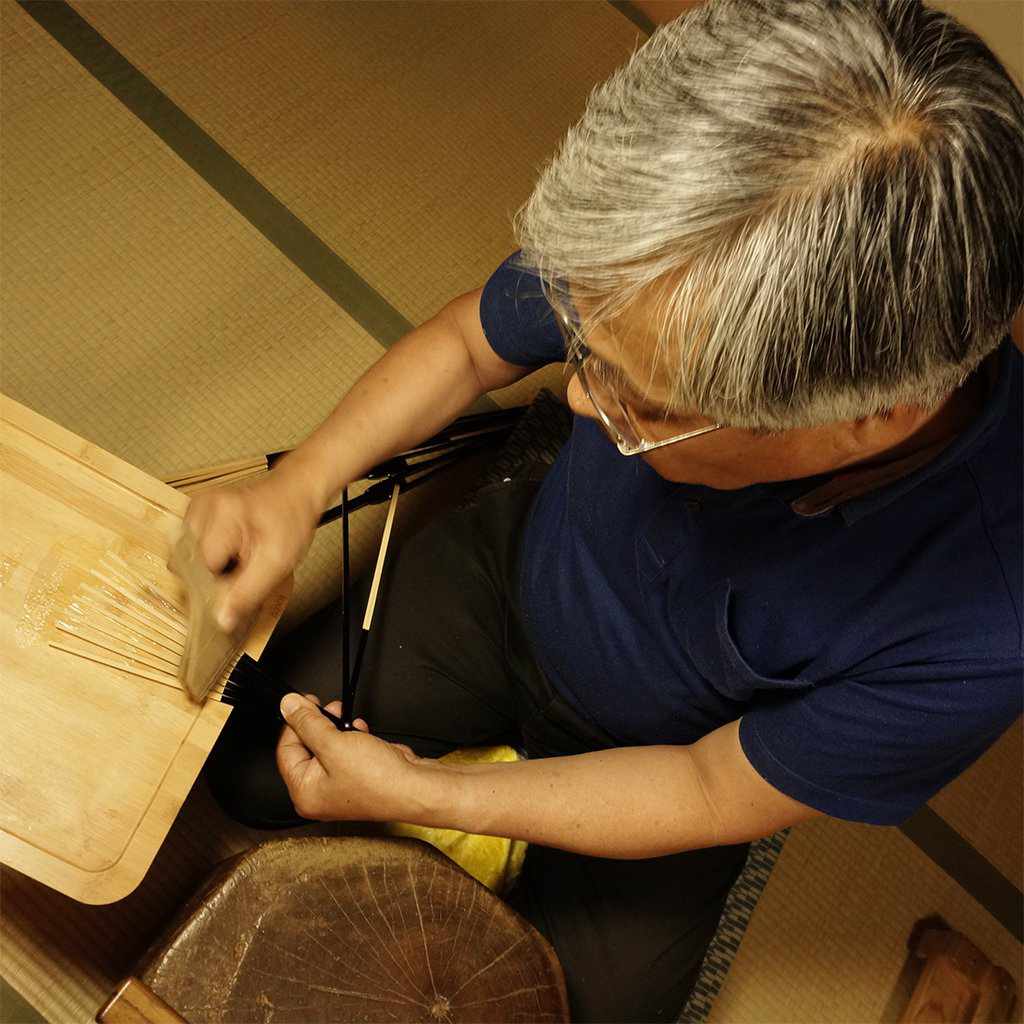 【扇子】男物 紙扇 たそがれに舞う蛍 大短地 | 京扇子 | 大西常商店 - Image 11