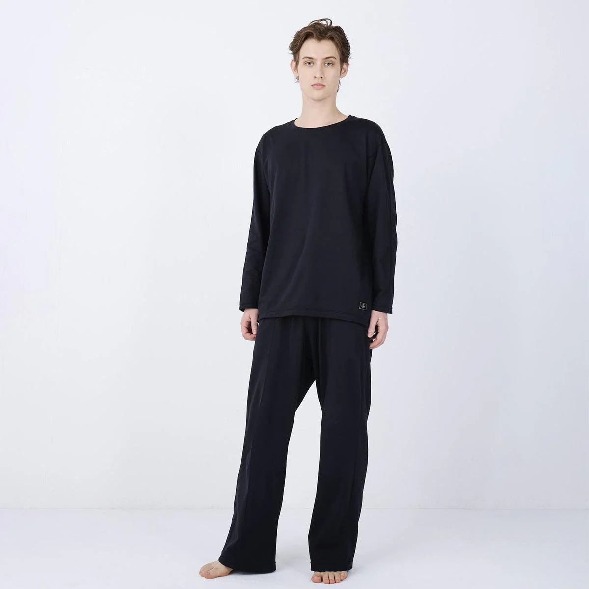 【リカバリーウェア】シルキータッチ ロングスリーブ & ロングパンツ リカバリーウェアセット ブラック | Foo Tokyo - Image 2