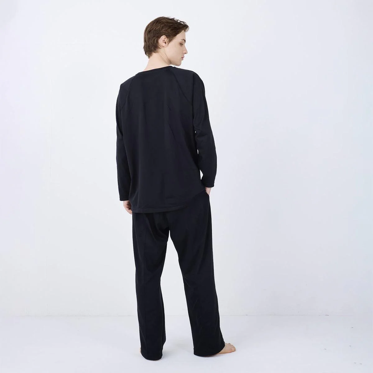 【リカバリーウェア】シルキータッチ ロングスリーブ & ロングパンツ リカバリーウェアセット ブラック | Foo Tokyo - Image 3