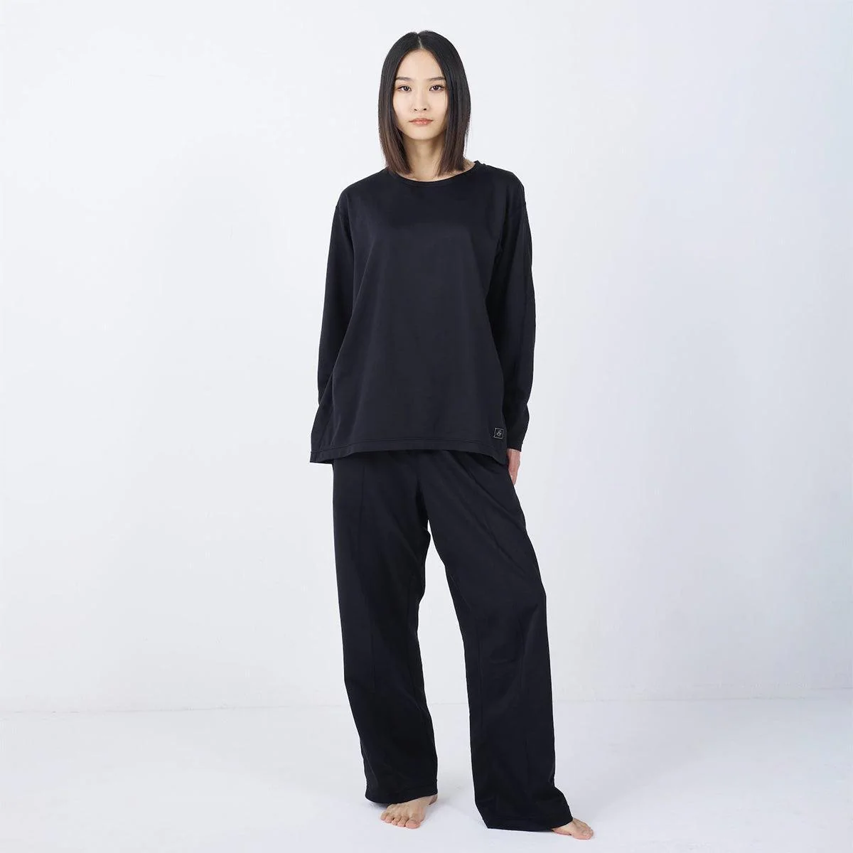 【リカバリーウェア】シルキータッチ ロングスリーブ & ロングパンツ リカバリーウェアセット ブラック | Foo Tokyo - Image 4