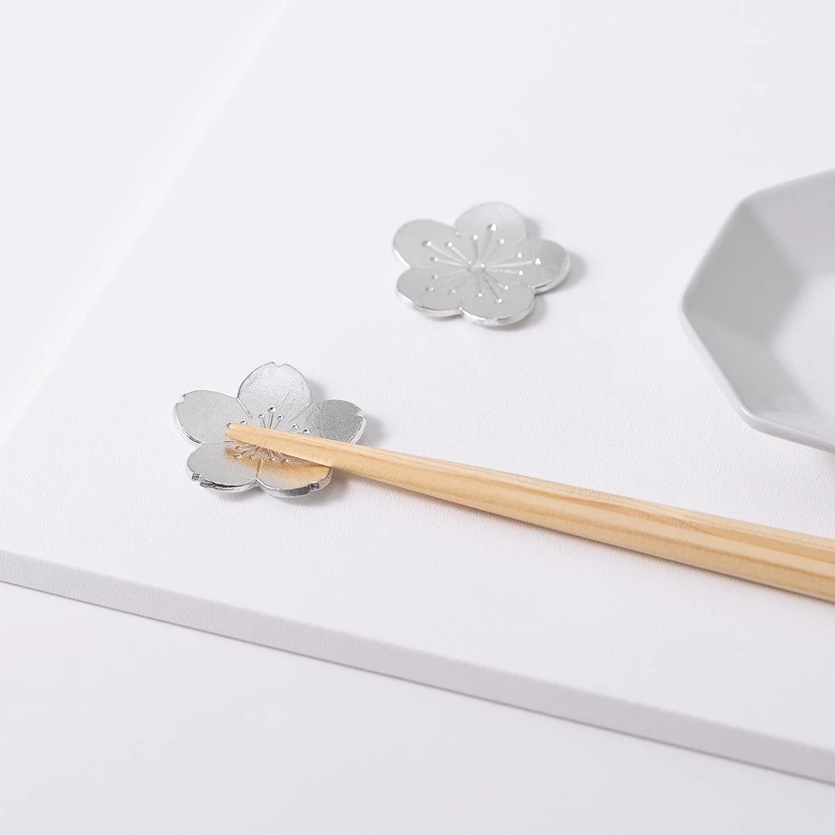 【箸置】ほんの気持ちギフト (箸置 - 花ばな - 梅・桜) | 鋳物 | 能作 - Image 2