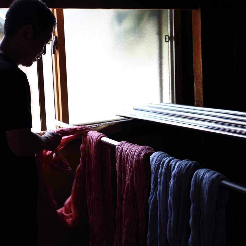 【ストール】KASANE 葡萄染 (バーガンディ×インディゴネイビー) | 郡内織物 | 富士桜工房 - Image 16