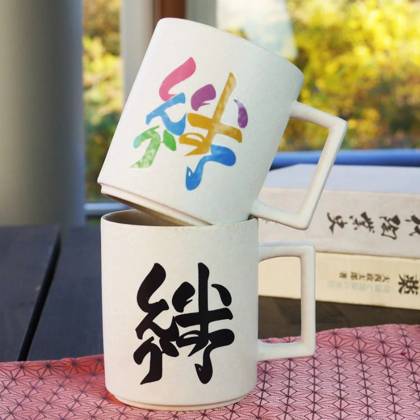 【マグカップ2点セット】温感変化 夢＆絆 チタン白マット | 美濃焼 | 丸モ高木陶器 - Image 2