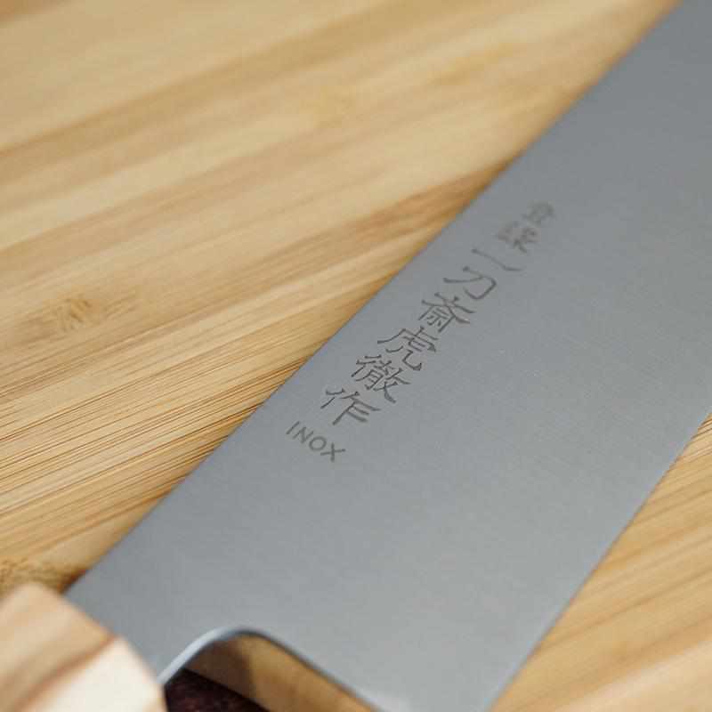 【牛刀】INOX スウェーデン鋼 (両刃) オリーブウッド八角柄 240mm｜BECOSオリジナル | 堺打刃物｜一刀斎虎徹 - Image 7