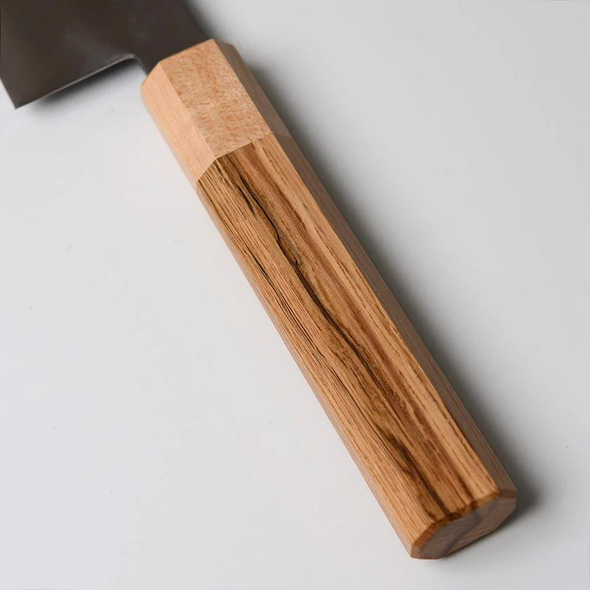 【三徳包丁 堺打刃物】ゴールド割込 V5 槌目 樫八角柄 180mm 日本製 一刀斎虎徹 - Image 12
