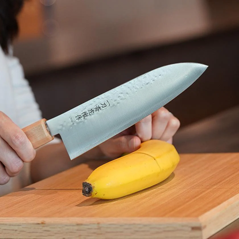 【三徳包丁 堺打刃物】ゴールド割込 V5 槌目 樫八角柄 180mm 日本製 一刀斎虎徹 - Image 2