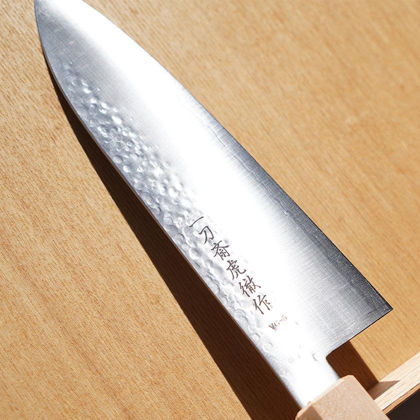 【三徳包丁 堺打刃物】ゴールド割込 V5 槌目 樫八角柄 180mm 日本製 一刀斎虎徹 - Image 4