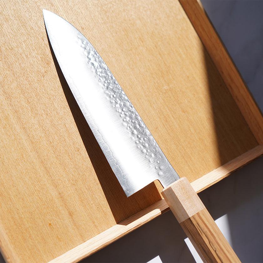 【三徳包丁 堺打刃物】ゴールド割込 V5 槌目 樫八角柄 180mm 日本製 一刀斎虎徹 - Image 6