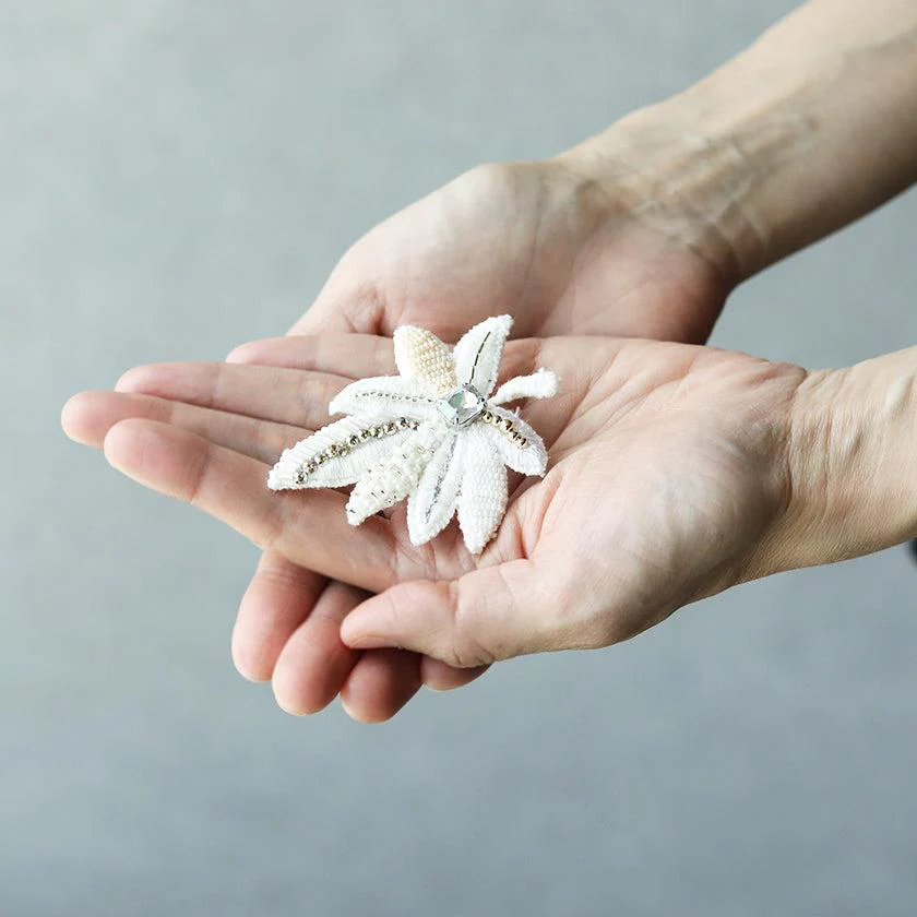 【ブローチ】tint リーフ 生地白 | 京友禅 | Morphosphere - Image 3