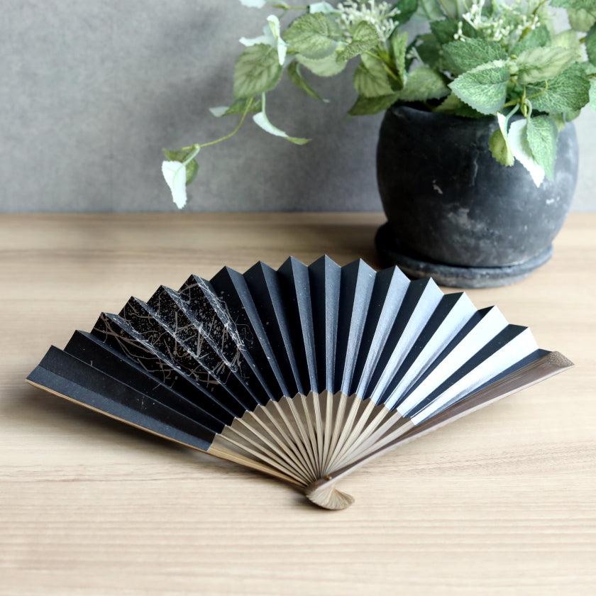 【扇子】箔図 image2 黒 唐木骨 7寸 | 京扇子 | 米原康人 - Image 2