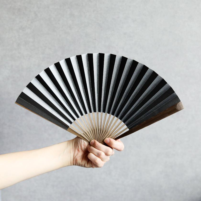 【扇子】箔図 image2 黒 唐木骨 7寸 | 京扇子 | 米原康人 - Image 4