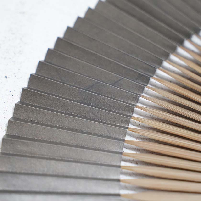 【扇子】燻 #1 短地 7.5寸  | 京扇子 | 米原康人 - Image 2