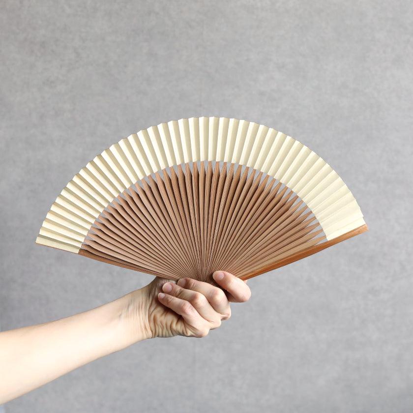 【扇子】箔彩 ベージュ 短地 6.5寸 | 京扇子 | 米原康人 - Image 4