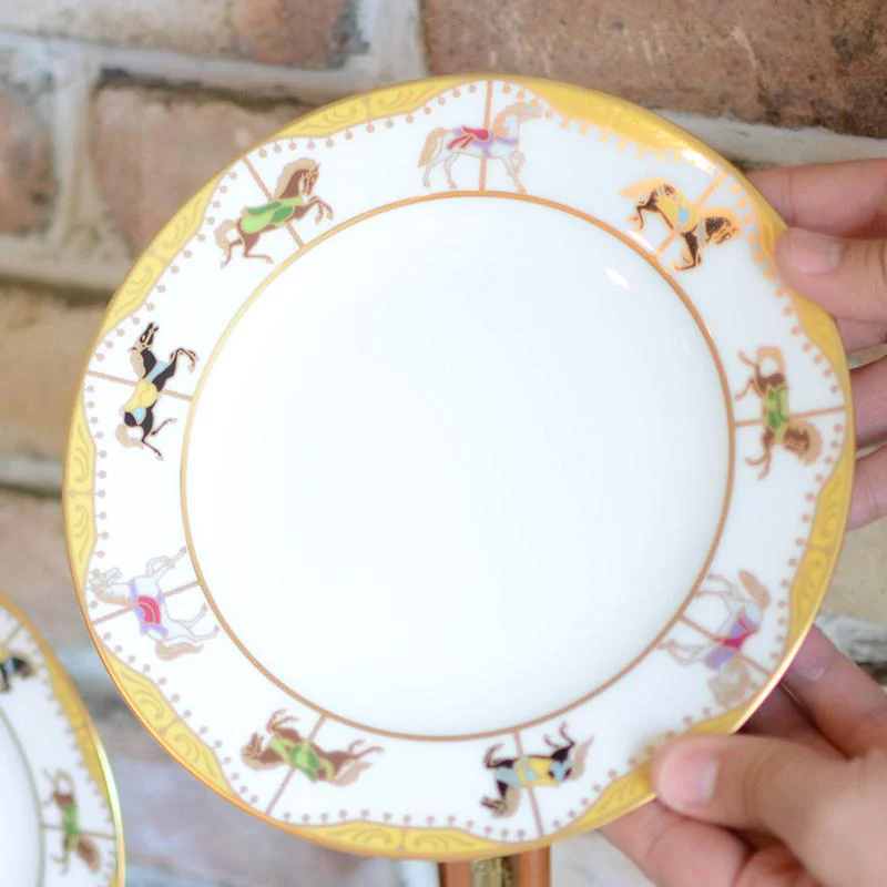 【磁器】大倉陶園 「うまくゆく 回転木馬」コーヒーカップ＆ソーサー・20cmケーキ皿ペアセット - Image 5