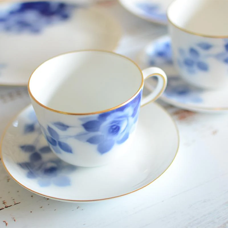【磁器】大倉陶園 ブルーローズ カフェスペシャルペアセット（モーニングカップ＆ソーサー、デザート皿各2セット） - Image 3