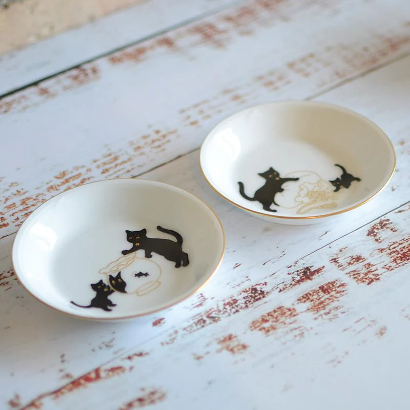 【磁器】大倉陶園 『黒猫親子』-縁起物語- 豆皿その２「金魚」 - Image 4