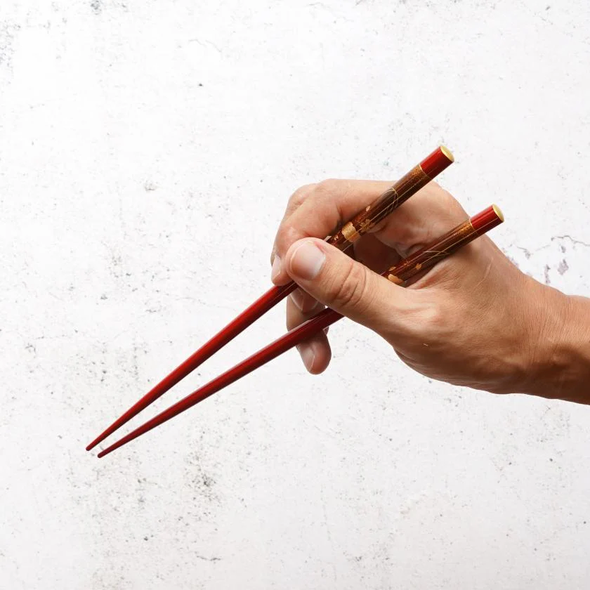 【輪島うるし箸 】橋本幸作漆器店 手描き蒔絵箸 金梨地 富士桜 朱 (1膳, 名入れ可) - Image 2