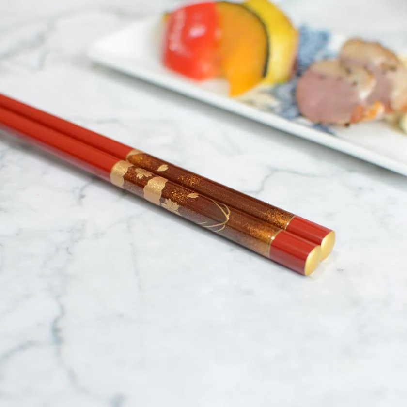 【輪島うるし箸 】橋本幸作漆器店 手描き蒔絵箸 金梨地 富士桜 朱 (1膳, 名入れ可) - Image 3