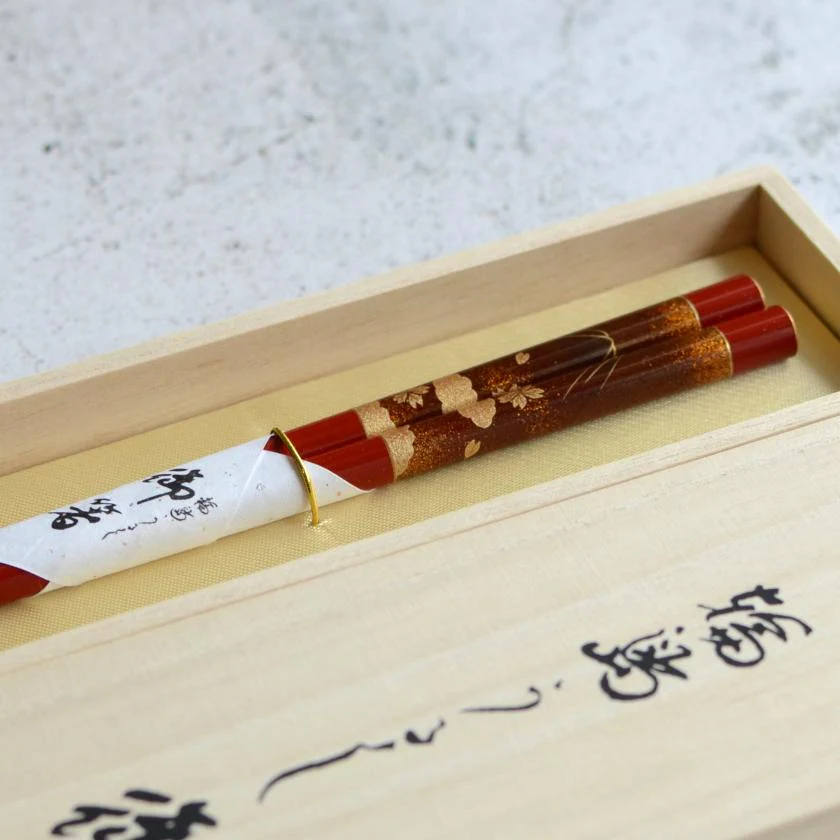 【輪島うるし箸 】橋本幸作漆器店 手描き蒔絵箸 金梨地 富士桜 朱 (1膳, 名入れ可) - Image 7