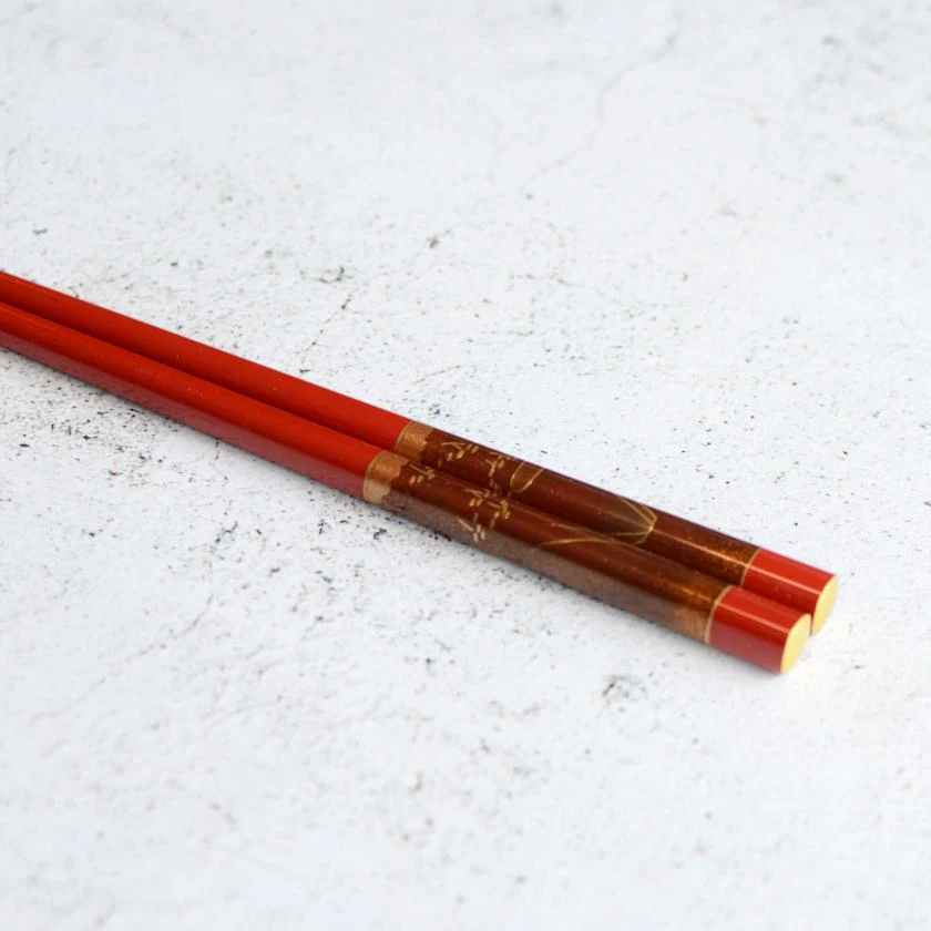 【輪島うるし箸 】橋本幸作漆器店 手描き蒔絵箸 金梨地 富士松原 朱 (1膳, 名入れ可) - Image 4