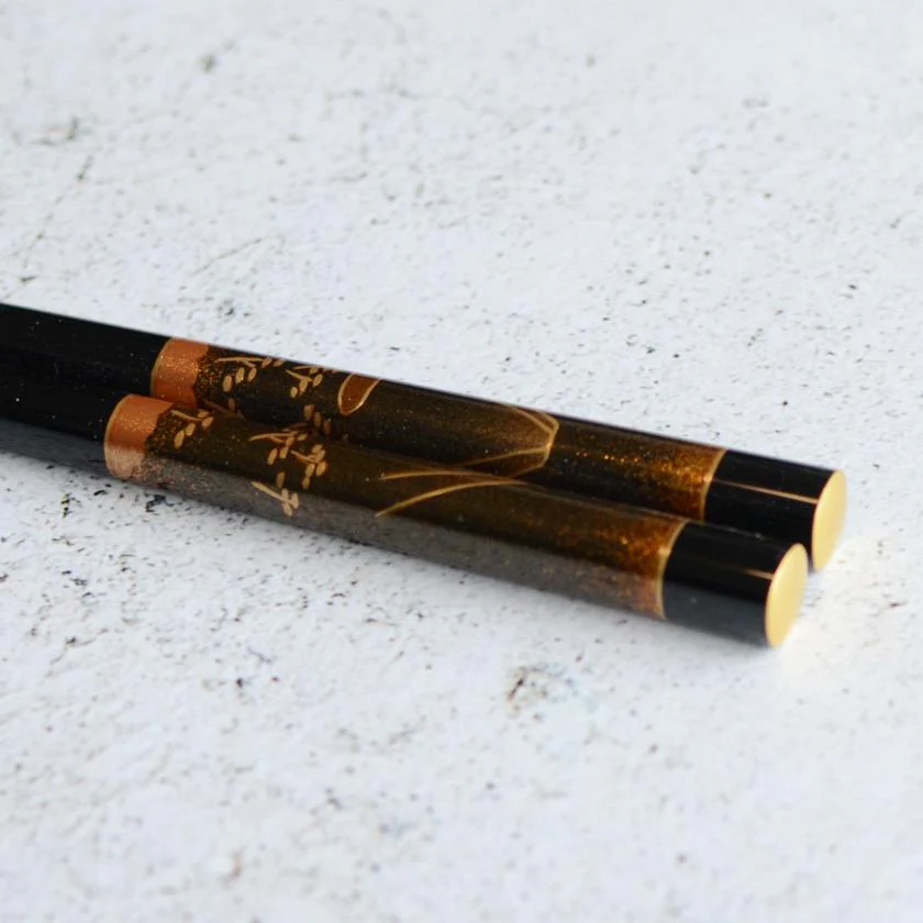 【輪島うるし箸 】橋本幸作漆器店 手描き蒔絵箸 金梨地 富士松原 黒 (1膳, 名入れ可) - Image 5