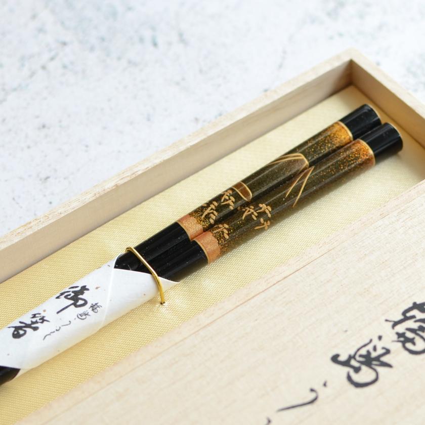 【輪島うるし箸 】橋本幸作漆器店 手描き蒔絵箸 金梨地 富士松原 黒 (1膳, 名入れ可) - Image 7