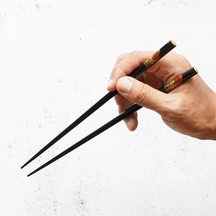【輪島うるし箸 】橋本幸作漆器店 手描き蒔絵箸 富士桜 黒 (1膳, 名入れ可) - Image 2