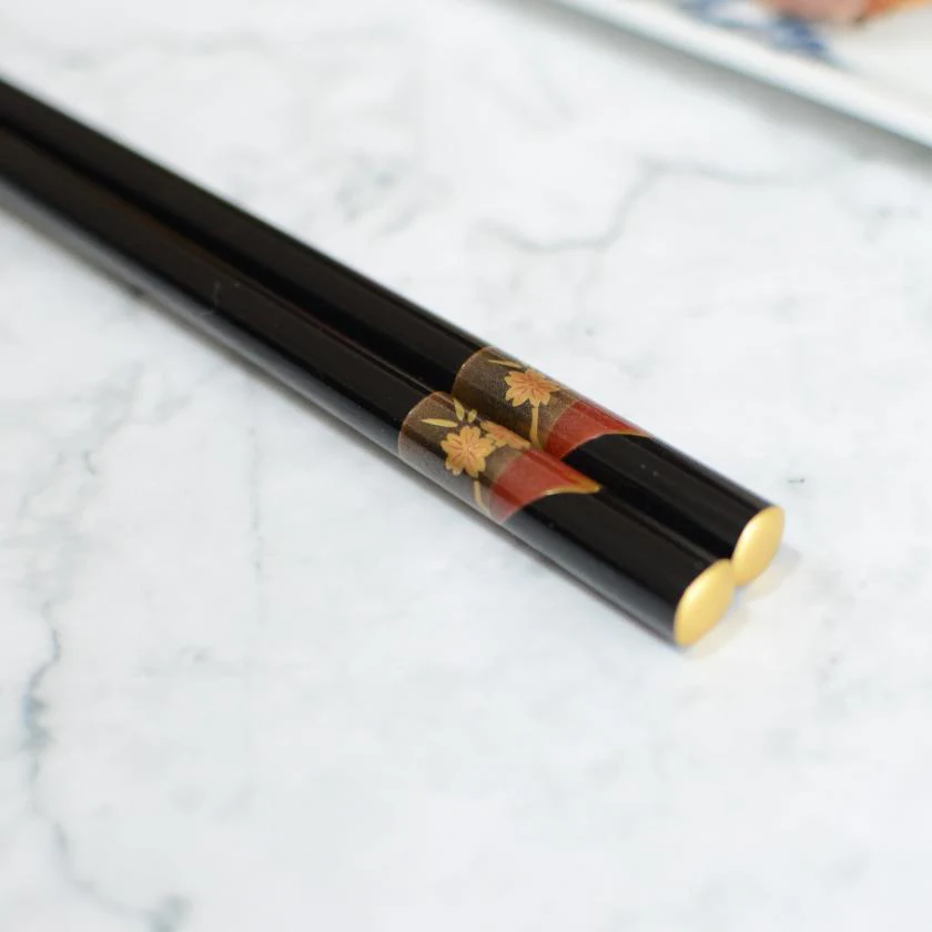 【輪島うるし箸 】橋本幸作漆器店 手描き蒔絵箸 富士桜 黒 (1膳, 名入れ可) - Image 4