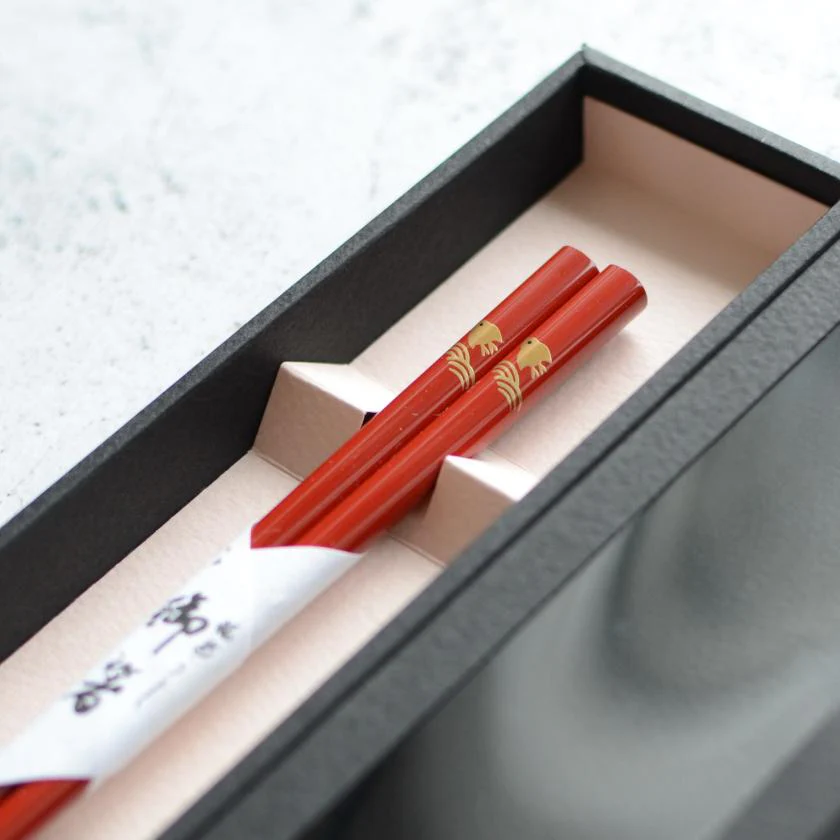 【輪島うるし箸 】橋本幸作漆器店 手描き蒔絵箸 波千鳥 朱 (1膳, 名入れ受付停止中) - Image 6