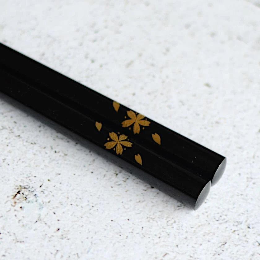 【輪島うるし箸 】橋本幸作漆器店 手描き蒔絵箸 花便り 黒 (1膳, 名入れ可) - Image 4
