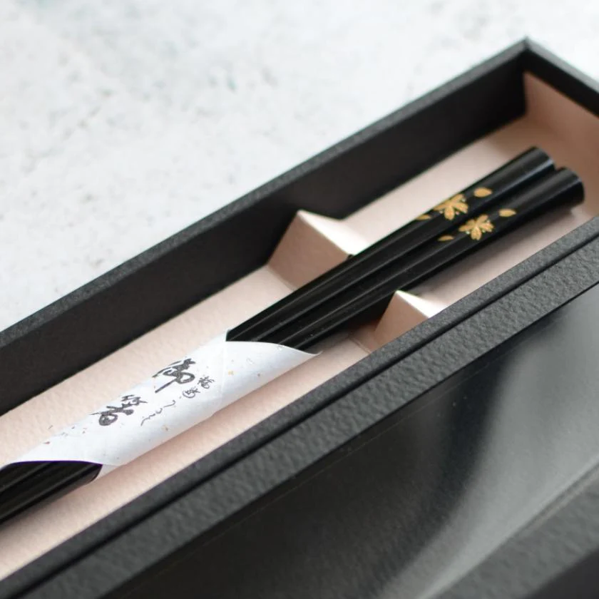 【輪島うるし箸 】橋本幸作漆器店 手描き蒔絵箸 花便り 黒 (1膳, 名入れ可) - Image 6